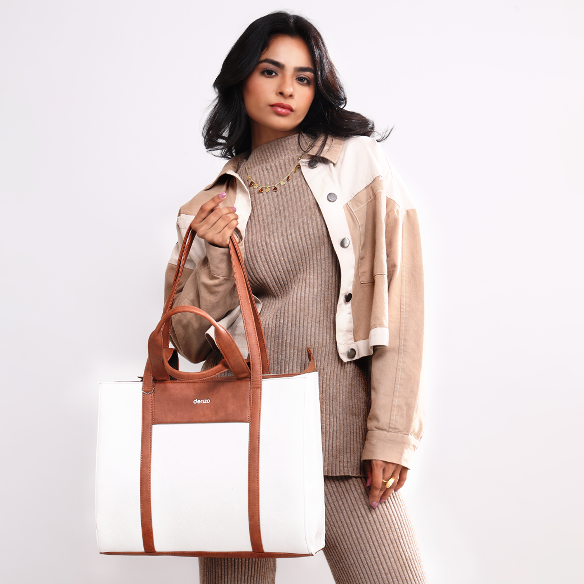 Lady Leader Tote Bag (Tan &amp; White)